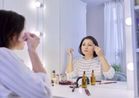 Bien vieillir au féminin : rituels de soin et estime de soi à chaque étape de la vie