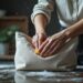 découvrez nos astuces pratiques pour laver un sac en toile sans risquer de le déformer. suivez nos conseils pour préserver sa forme et son esthétique tout en assurant un nettoyage efficace.