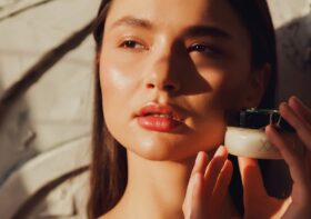 Soleil, glow et peau heureuse : l’HydraFacial, soin star de l’été ?