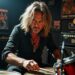 découvrez l'histoire inspirante de joey kramer, le batteur d'aerosmith, et suivez son parcours remarquable marqué par la passion, la persévérance et les défis surmontés pour atteindre le succès.
