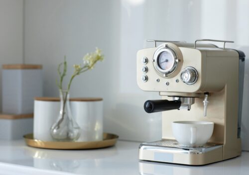 Coffee machine for making coffee