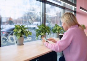 SMS bonjour qui fait craquer : comment surprendre votre partenaire tous les jours