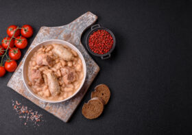 Pourquoi le cassoulet de Castelnaudary est emblématique en gastronomie française