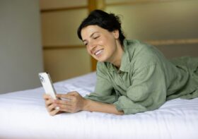 Créer un bonjour matinal humoristique : idées pour lancer la journée en beauté