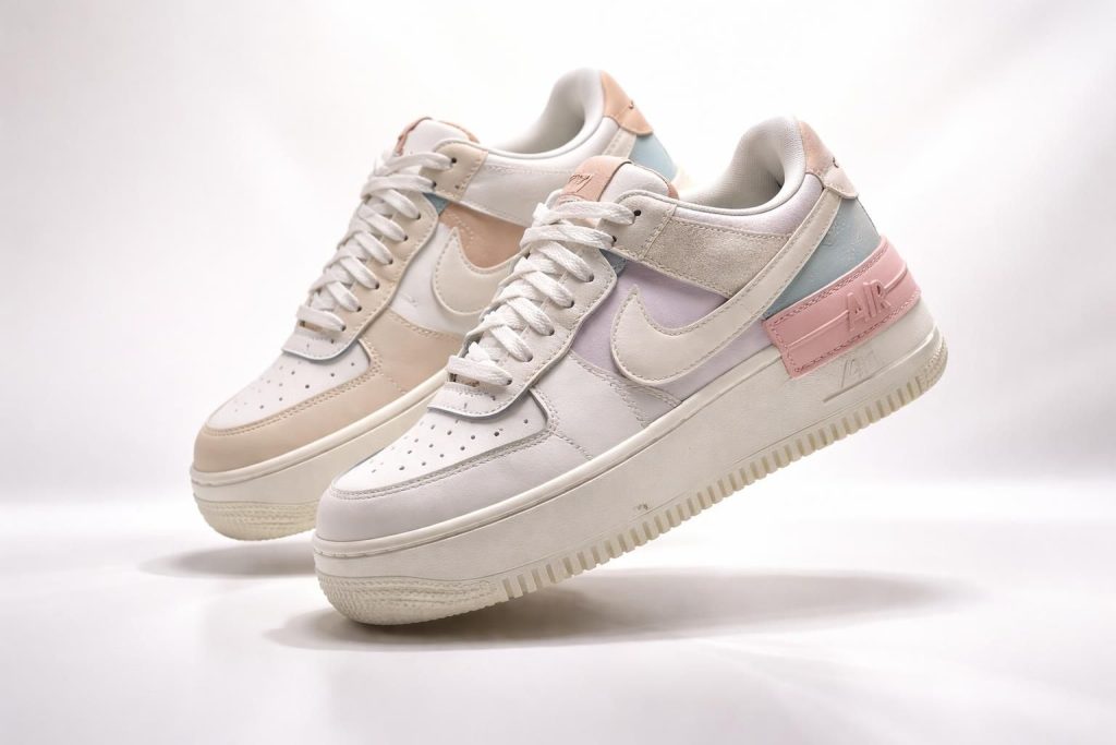 découvrez les chaussures air force one shadow de nike, un modèle revisité qui allie style audacieux et confort optimal pour vous faire prendre de la hauteur avec élégance.